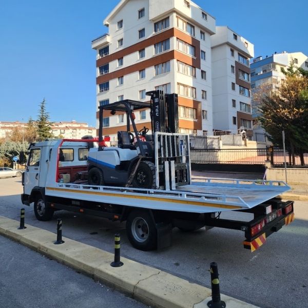 İncek forklift kiralama fiyatları için sahada çalışan forklift makinesi